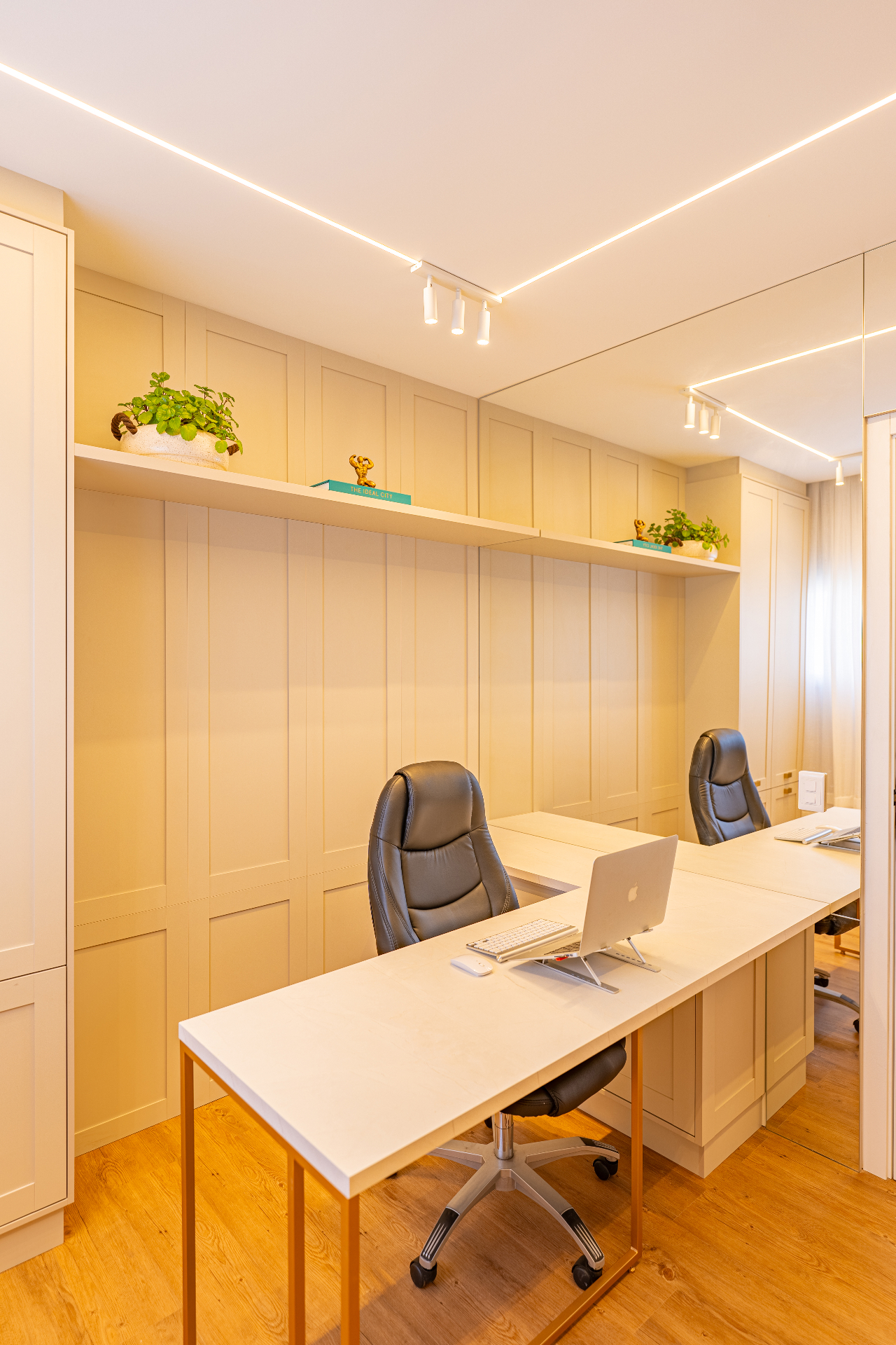 Home office com painéis claros e mesa