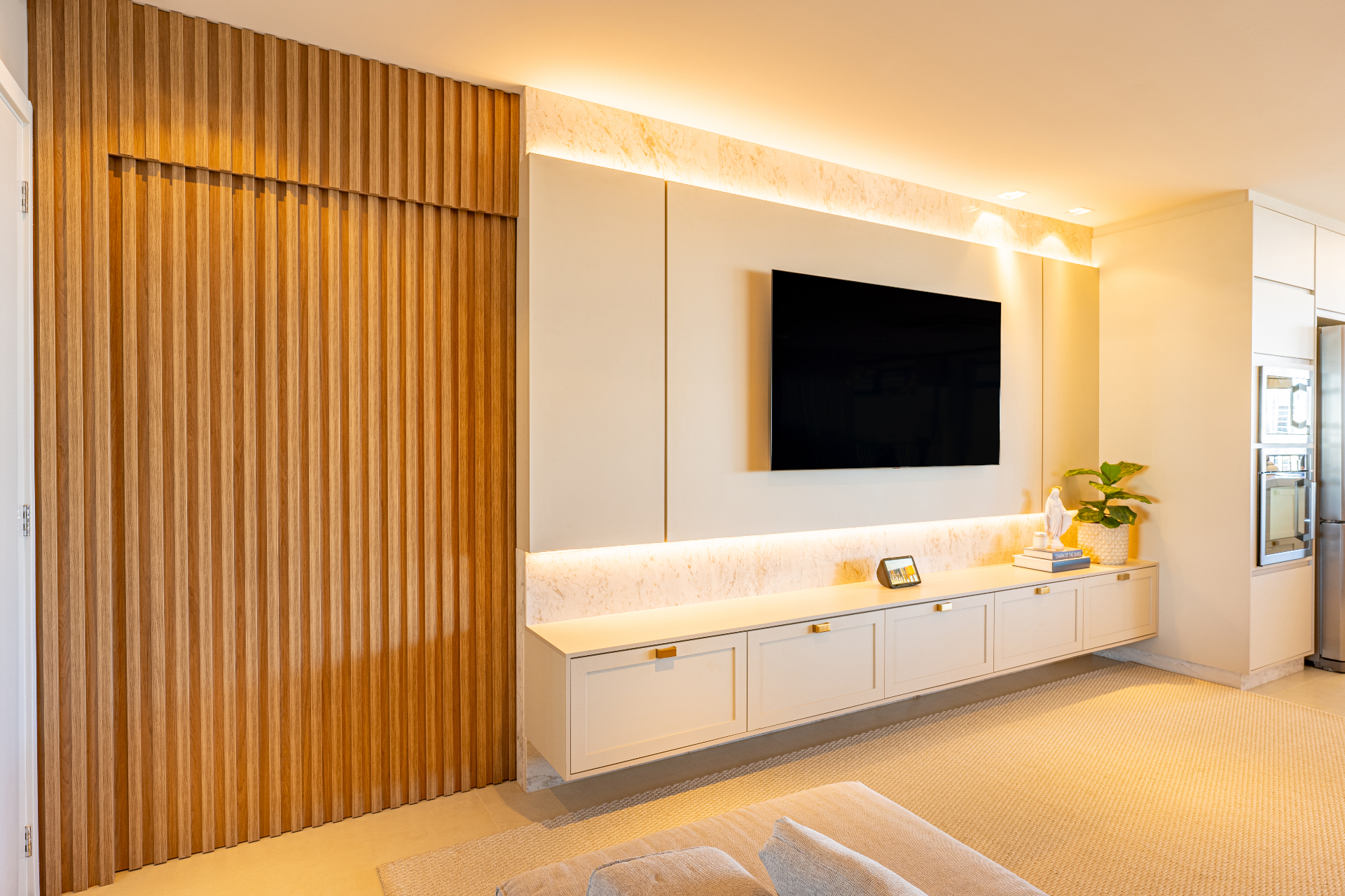 Living com painel de TV branco e ripado em madeira