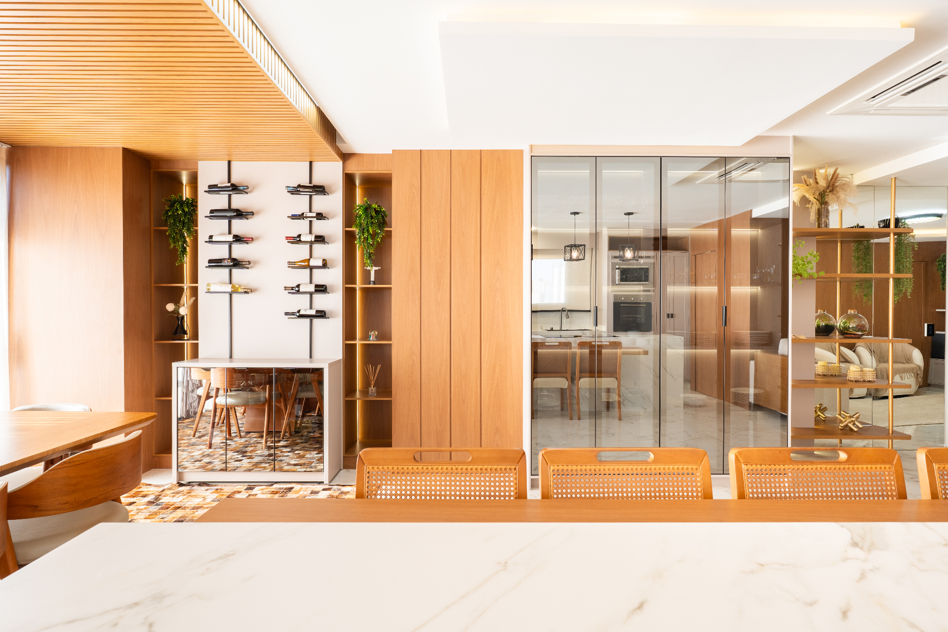 Sala de jantar com adega e portas em vidro