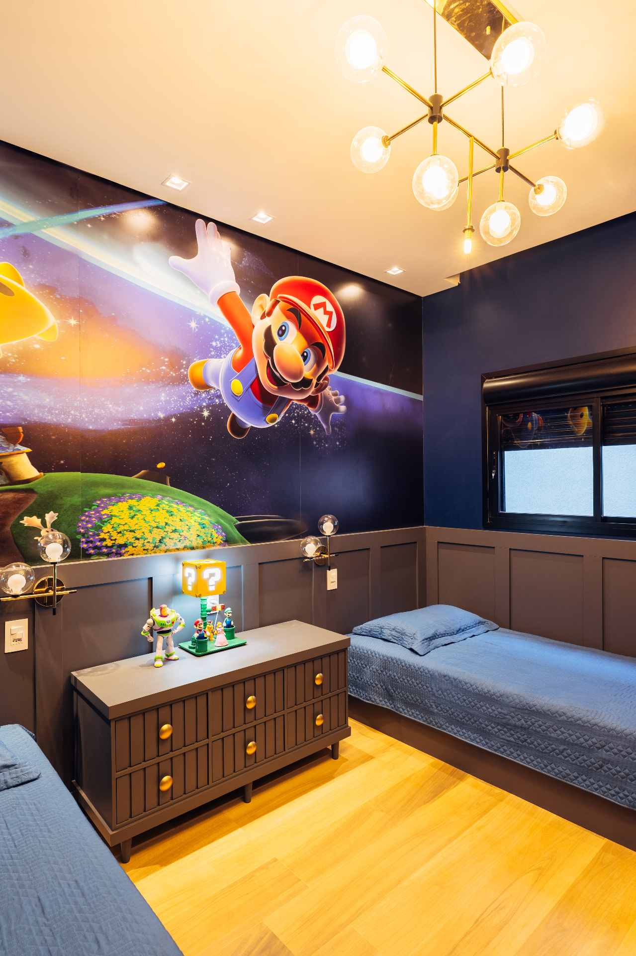 Quarto infantil temático com painel de parede