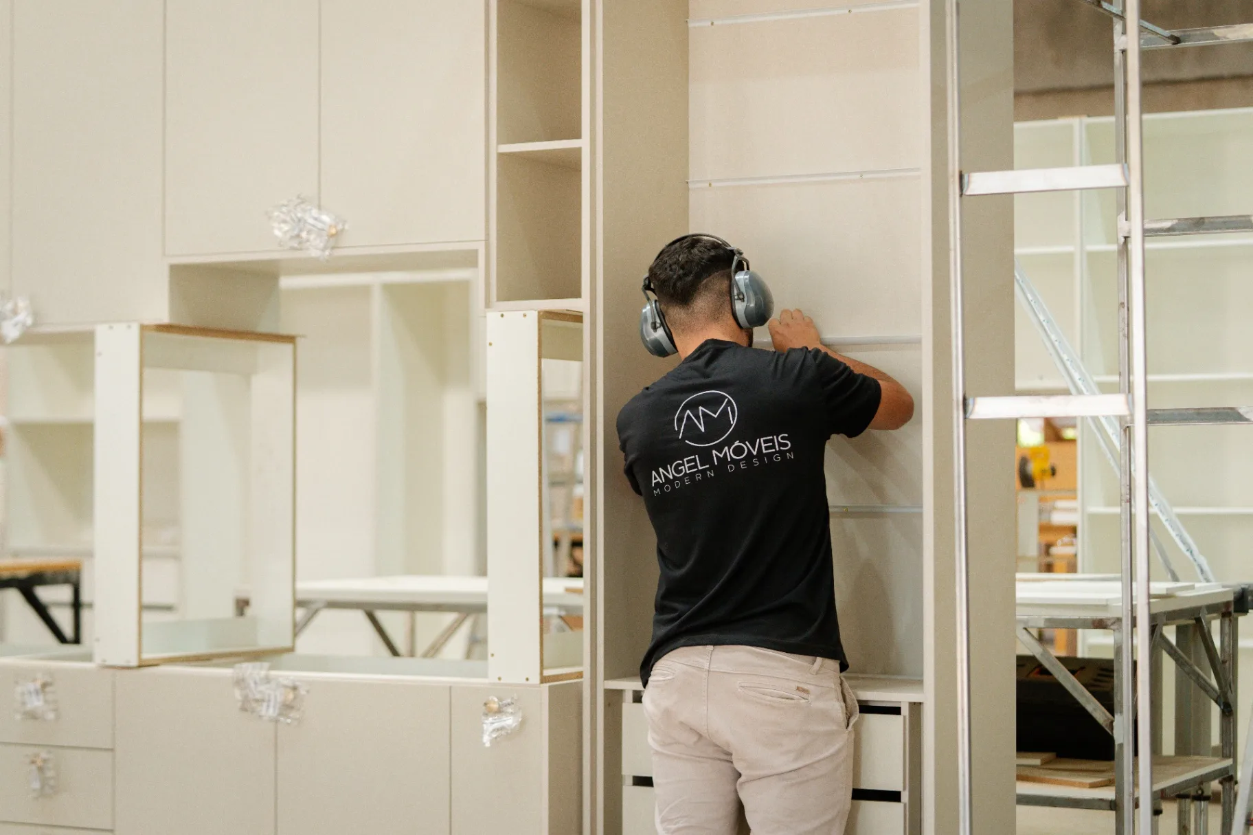 Produção na fábrica da Angel Móveis